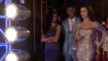 Milly Selena Hors de l'Épaule Bell Manches Pailleté Robe de Cocktail porté par Vicki Ellis (Catherine Zeta-Jones) comme on le voit dans la Reine de l'Amérique du S01E02