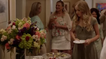 Forever 21 Tie Front Cutout Mini Vestido usado por Samantha Cole (Belle Shouse) como se ve en Queen America S01E02