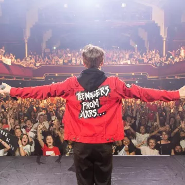 Le blouson rouge en jean OBEY x Misfits Teenagers From Mars porté par Lenni-Kim sur son compte Instagram @lennikimofficiel