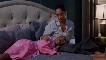 Camisa azul a rayas de Rainbow Johnson (Tracee Ellis Ross) en color negro (S05E02)