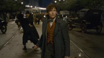 The replica of the wool coat worn by Norbert Dragon (Eddie Redmayne) in The fantastic animals : The crimes of Grindelwald