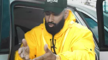 The black hat Wealthy Paris of The Weasel in her video clip Do The