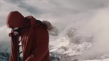 The parka hot red dde Kalash Criminal in its clip Again