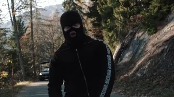 The black jacket Asics of Kalash Criminal in its clip Again