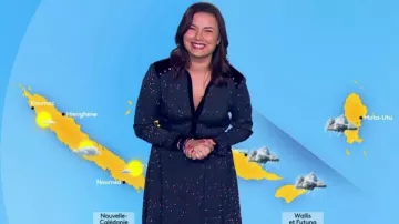 La robe bleue imprimée de Anaïs Baydemir dans Météo 2 du 23/11/2018