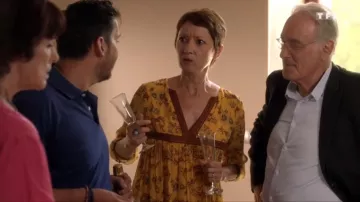 Vestido amarillo estampado de Audrey (Cécile Caillaud) en A Formidable Family S15E01