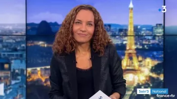 La Veste col tailleur à effet métallisé de Sandrine Aramon dans Soir 3