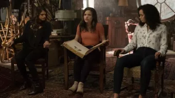 La falda de lazo Ted Baker usada por Maggie Vera (Sarah Jeffery) en Charmed S01E01