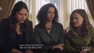 The collar, H&M, Macy Vaughn (Madeleine Mantock) in Charmed (S01E04)