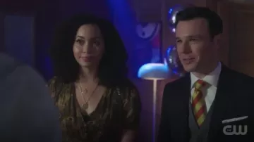 The gold necklace with pendants pieces J. Crew worn by Macy Vaughn (Madeleine Mantock) in Charmed S01E06