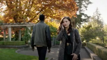 El bolso Panther de Topshop de Maggie Vera (Sarah Jeffery) en Charmed S01E07