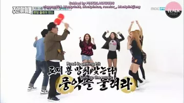 Le tee-shirt Vetements 'Hello Boys' de Jennie Kim dans la video 161116 BLACKPINK Weekly Idol Ep. 277