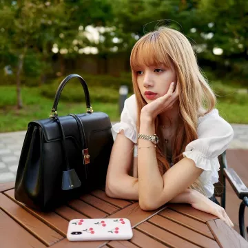 La coque de téléphone à cerises de Lisa sur son compte Instagram @lalalalisa_m