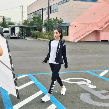 The tracksuit pants Adidas Jisoo on her account Instagram @sooyaaa__