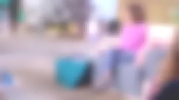 Les chaussures argentées à semelles compensées de Faustine Bollaert dans Ça commence aujourd'hui le 26.11.2018