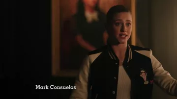 Coach Varsity Bomber Jacket usado por Betty Cooper (Lili Reinhart) como se ve en Riverdale S03E06