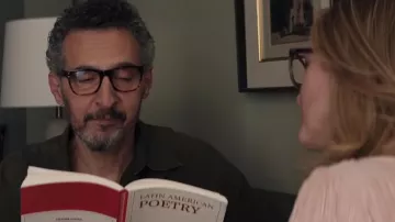 Le livre 'Latin American Poetry lu par Arnold (John Turturro) dans Gloria Bell