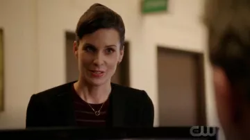 El collar colgante hexagonal usado por Red Dart (Holly Elissa) en Arrow S07E02