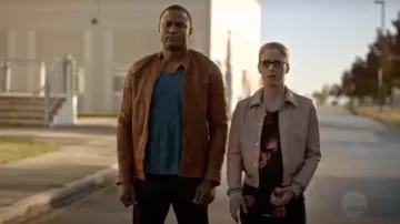 La blouse noir à fleurs Wilfred portée par Felicity Smoak (Emily Bett Rickards) dans Arrow S07E07