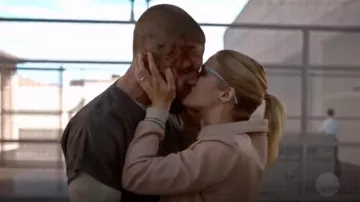 La chaqueta bomber de cuero rosa Sandro usada por Felicity Smoak (Emily Bett Rickards) en Arrow S07E07