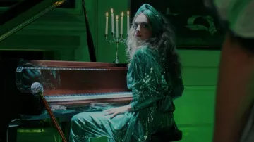 La combinaison verte à paillettes  Julia Clancey portée par Fallon Carrington (Elizabeth Gillies) dans Dynastie S02E06