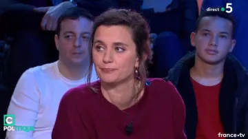 Le Pull à manche boutonnée prune de Camille Girerd dans C politique du 25/11/2018