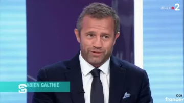 Blazer azul marino Eden Park de Fabien Galthié en Stade 2 el 18.11.2018