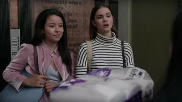 J. Crew cuello de tortuga de gran tamaño en raya usada por Callie Adams Foster (Maia Mitchell) como se ve en Good Trouble S01E01