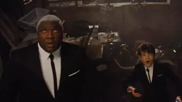 La cravate slim noire de Butler (Nonso Anozie) dans Artemis Fowl