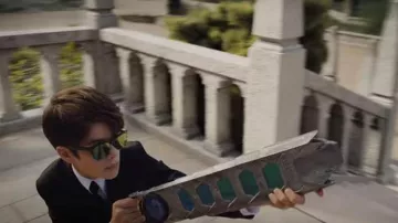 The pair of sunglasses Ray-Ban worn by Artemis Fowl (Ferdia Shaw) in Artemis Fowl