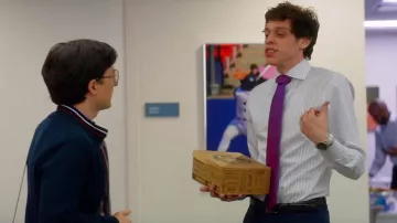 La corbata morada de Pete Davidson en What Men Want