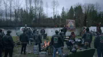 southside porté par Cole Sprouse à Riverdale 2x22 Jughead devient Serpent Roi et donne Cheryl un Serpent Veste (2018) HD