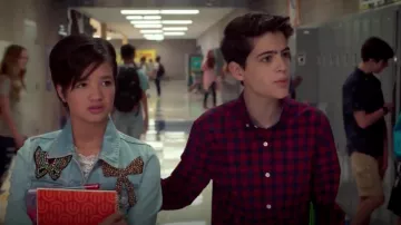 Maje Vivou Chaqueta vaquera embellecida usada por Andi Mack (Peyton Elizabeth Lee) en Andi Mack S03E04