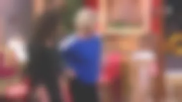 Le pull cachemire femme BLEU ROI de Sophie Davant dans Affaire conclue du 27/11/2018