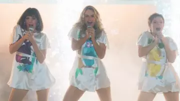 La robe hibou de Young Donna (Lily James) dans Mamma Mia ! Here We Go Again