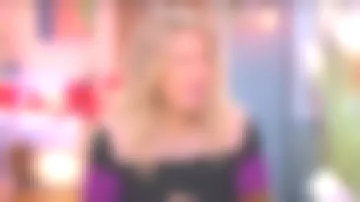 Le pull multicolore de Agathe Lecaron dans La maison des maternelles du 09/11/2018