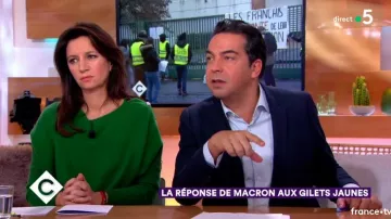 Le Pull à manche boutonnée vert de Marion Ruggiéri dans C à vous du 27/11/2018