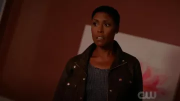 La chaqueta J.Crew usada por Lynn Pierce (Christine Adams) en Black Lightning S02E07