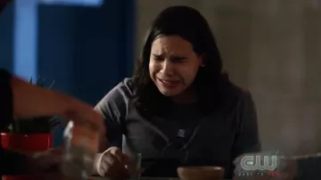 Le t-shirt gris Goodbye Cruel World by Nacho Diaz porté par Cisco Ramon (Carlos Valdes) dans Flash S05E07