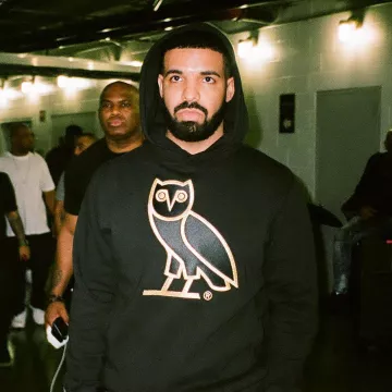 OVO Or Hibou Hoodie Noir Brodé porté par Drake sur son Instagram account @champagnepapi