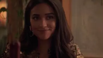 La veste à sequin Zara de Peach Salinger (Shay Mitchell) dans YOU S01E01