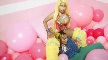 Les bottes en fourrures de Nicki Minaj dans 6ix9ine, Nicki Minaj, Murda Beatz - “FEFE” (Official Music Video)