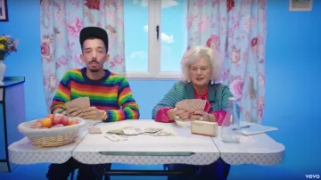 Le pull multicolore de Bigflo dans le clip Nous aussi 2 de Bigflo & OLi
