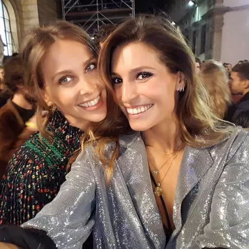 The shirt silver Laury Thilleman on his account Instagram