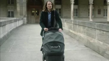 La nacelle du landau Baby Jogger de Andréa Martel (Camille Cottin) dans Dix Pour Cent S03E05