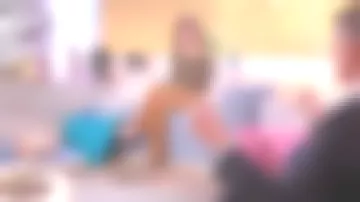 Le pantalon camel coupe flare de Faustine Bollaert dans Ça commence aujourd'hui le 29.11.2018