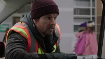 The bonnet bordeaux worn by Dusty (Mark Wahlberg) in a Very Bad Dads 2