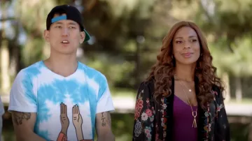 Johnny era un kimono floral con adornos de terciopelo usado por Poppy Banks (Kimrie Lewis) como se ve en Single Parents S01E08