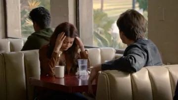 Forever 21 Abstract Print Surplice Top usado por Haley Dunphy (Sarah Hyland) como se ve en Modern Family S10E08