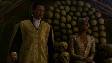 Le bracelet soleil or Imogen Belfield porté par Tati Gabrielle dans Les Nouvelles Aventures de Sabrina S01E07